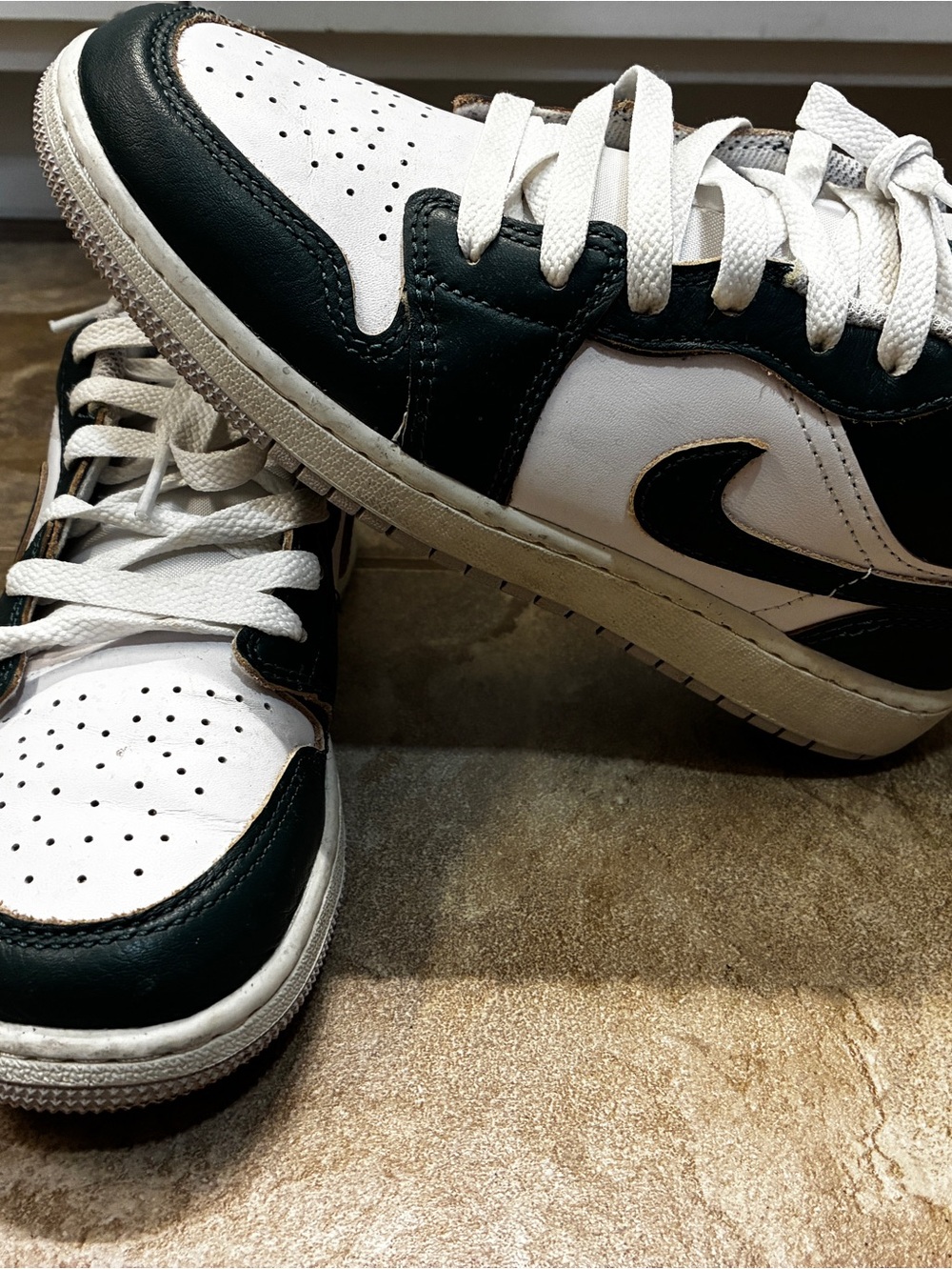 Kids Nike Jordan low-Top Leather Sneakers in White and Dark Green